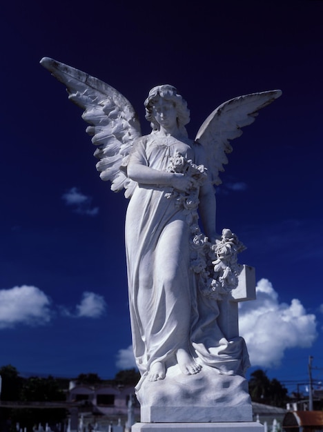 Foto vista a basso angolo della statua contro il cielo blu