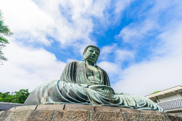 Photo low angle view of statue against blue sky