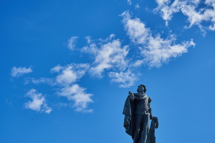 Photo low angle view of statue against blue sky