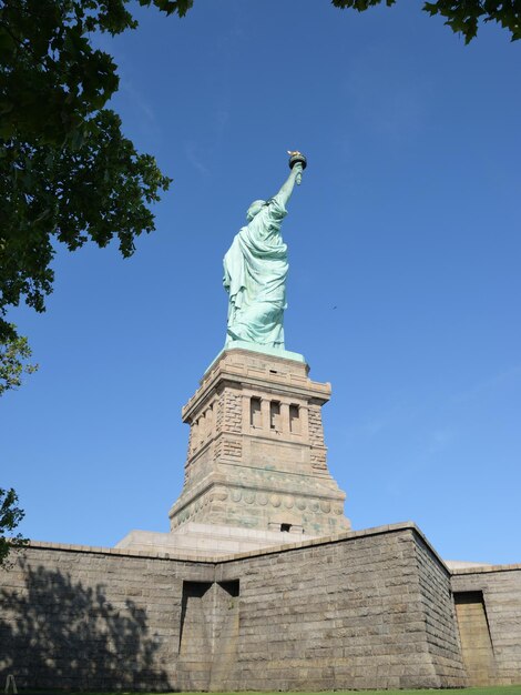 Photo low angle view of statue against blue sky