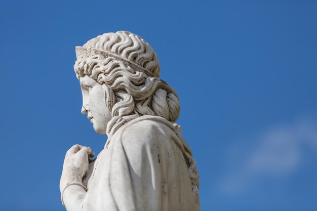 Foto vista a basso angolo della statua contro il cielo blu