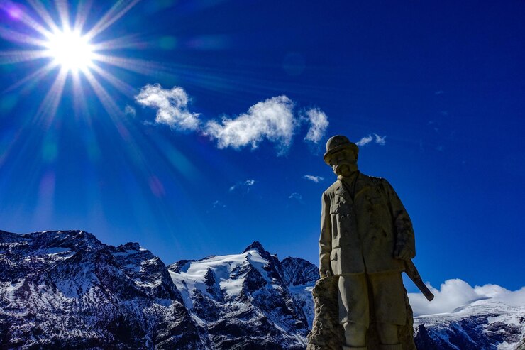 फोटो नीले आकाश के सामने मूर्ति का नीचे के कोण से दृश्य