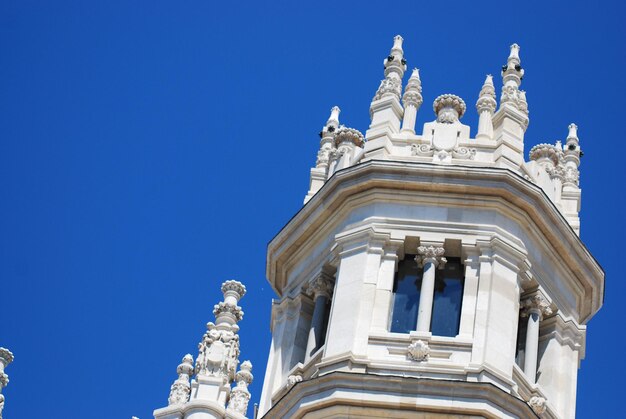 Photo low angle view of statue against blue sky