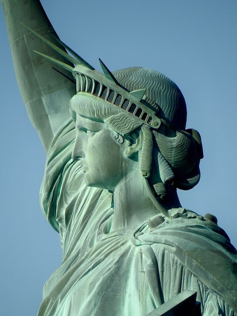 Photo low angle view of statue against blue sky