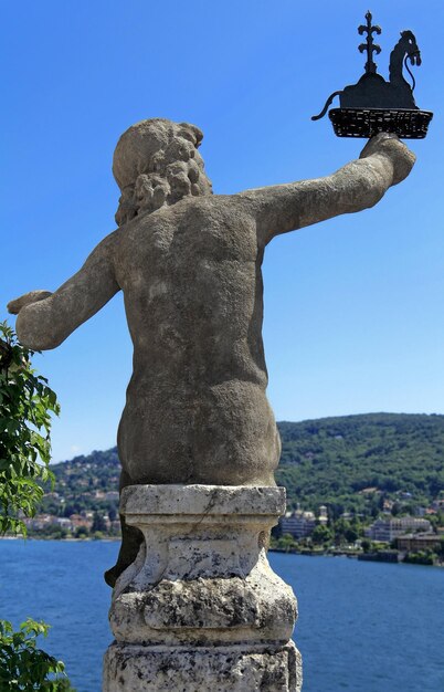 Foto vista a basso angolo della statua contro il cielo blu