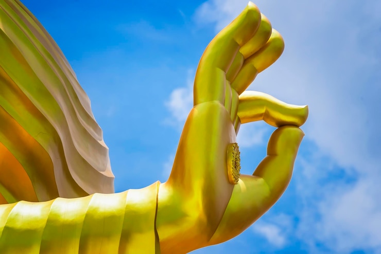 Photo low angle view of statue against blue sky