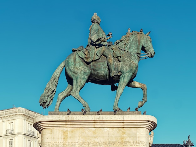 Foto vista a basso angolo della statua contro il cielo blu