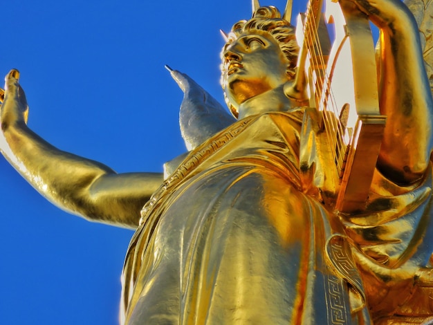 Foto vista a basso angolo della statua contro il cielo blu