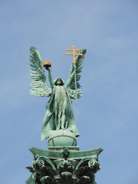 Foto vista a bassa angolazione della statua contro il cielo blu