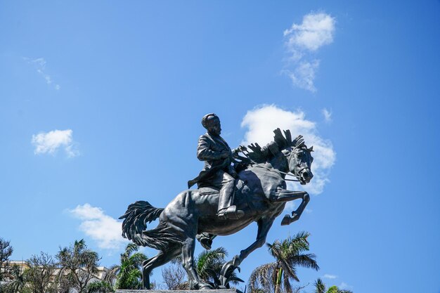 Foto vista a basso angolo della statua contro il cielo blu