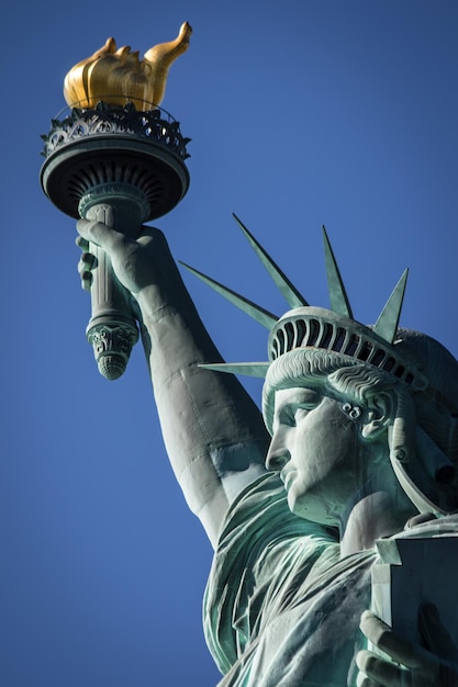 Photo low angle view of statue against blue sky