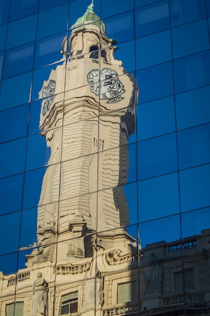 Vista a bassa angolazione della statua contro l'edificio in città