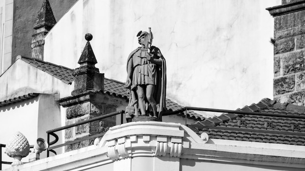 Photo low angle view of statue against building