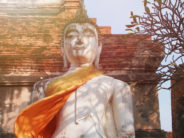 Photo low angle view of statue against building