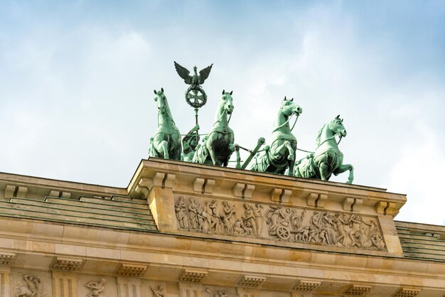 Foto vista a basso angolo della statua contro l'edificio