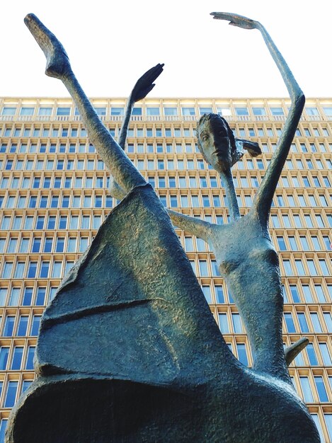 Foto vista a basso angolo della statua contro l'edificio