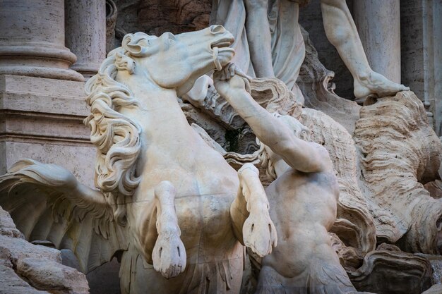 Foto vista a basso angolo della statua contro l'edificio