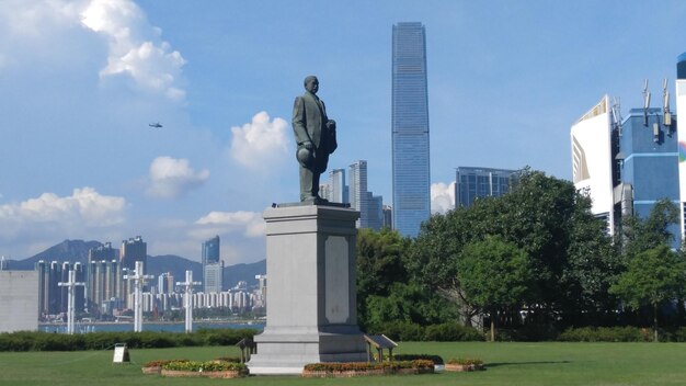 Photo low angle view of statue against built structures