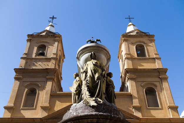 Photo low angle view of statue against church