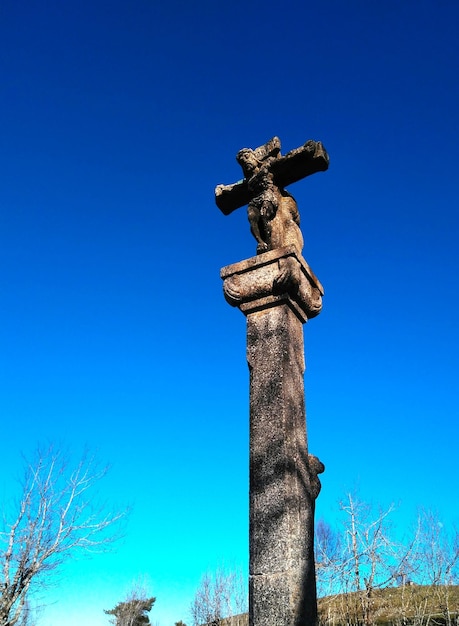 Foto vista a basso angolo della statua contro un cielo blu limpido