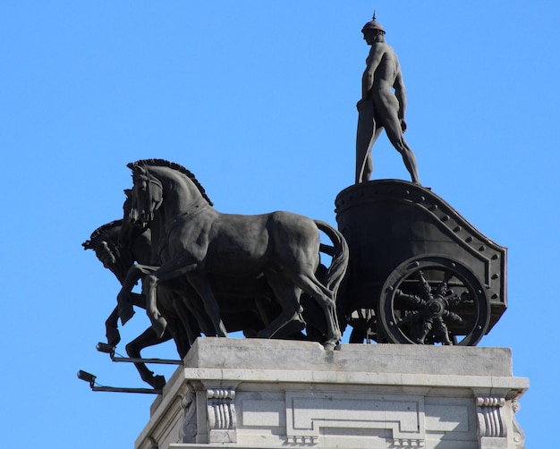 Foto vista a basso angolo della statua contro un cielo blu limpido