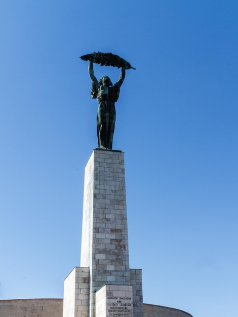 Foto vista a basso angolo della statua contro un cielo blu limpido