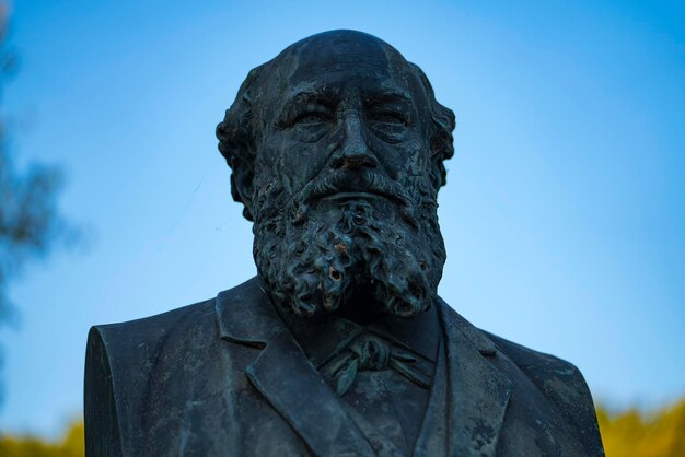 Foto vista a basso angolo della statua contro un cielo blu limpido