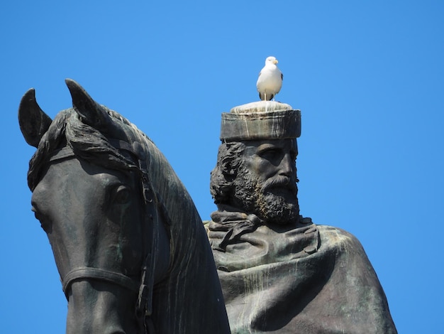 Foto vista a basso angolo della statua contro un cielo blu limpido