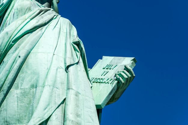 Photo low angle view of statue against clear blue sky