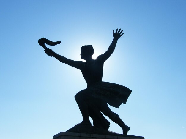 Foto vista a basso angolo della statua contro un cielo blu limpido