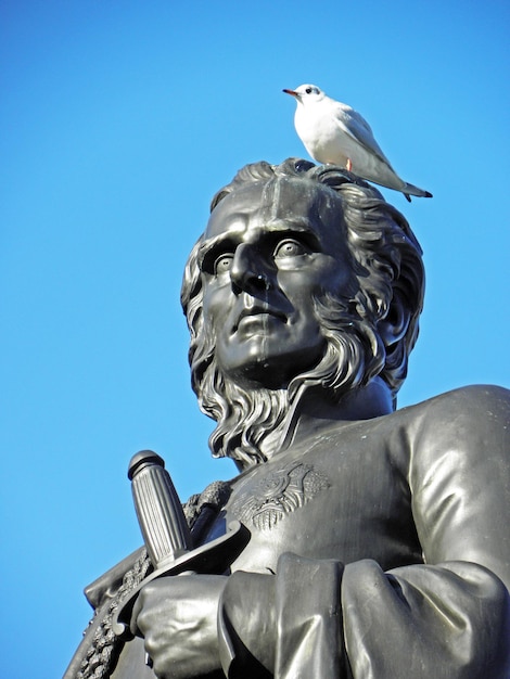 Foto vista a basso angolo della statua contro un cielo blu limpido