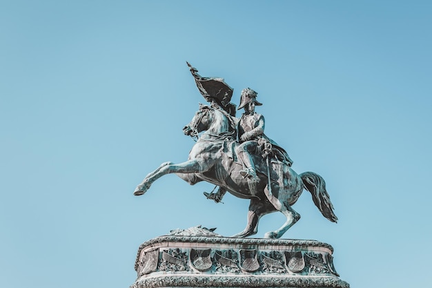 Foto vista a bassa angolazione della statua contro un cielo blu limpido