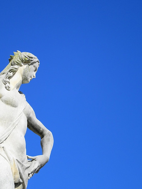 Foto vista a basso angolo della statua contro un cielo blu limpido