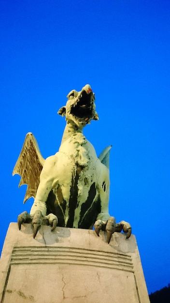 Foto vista a basso angolo della statua contro un cielo blu limpido