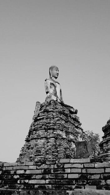 Photo low angle view of statue against clear sky