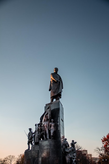 Photo low angle view of statue against clear sky