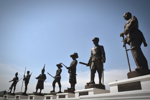 Foto vista a basso angolo della statua contro un cielo limpido