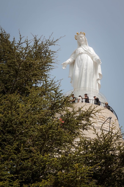 Photo low angle view of statue against clear sky