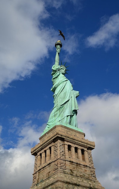 Foto vista a bassa angolazione della statua contro un cielo nuvoloso