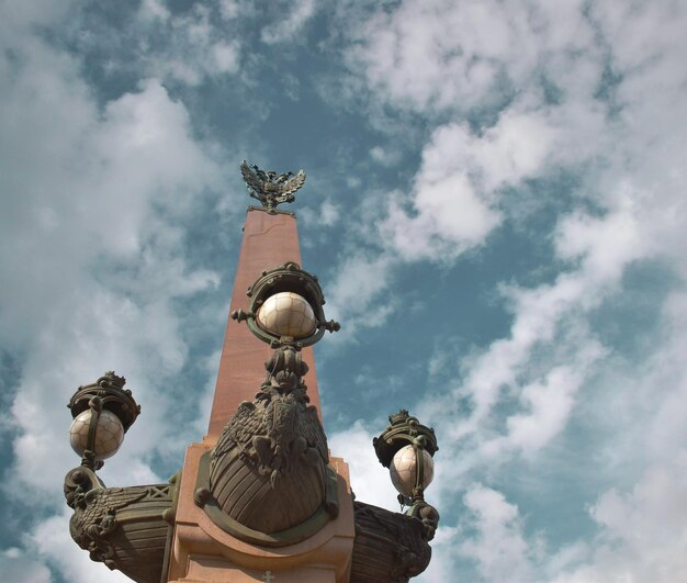 Photo low angle view of statue against cloudy sky