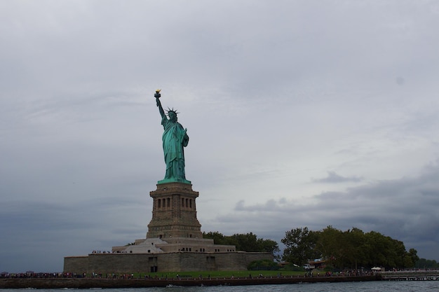 Photo low angle view of statue against cloudy sky