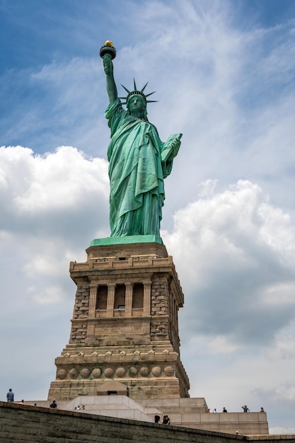 Foto vista a bassa angolazione della statua contro il cielo nuvoloso