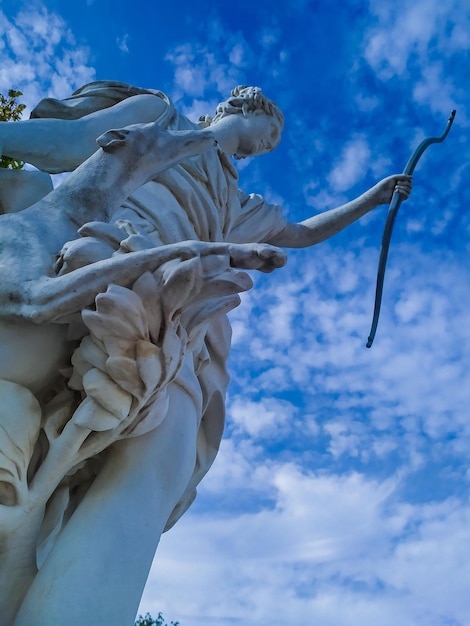 Foto vista a bassa angolazione della statua contro un cielo nuvoloso