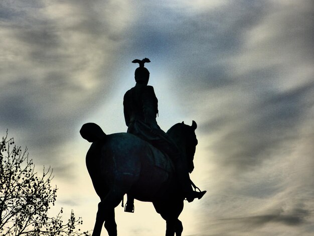 Foto vista a bassa angolazione della statua contro un cielo nuvoloso