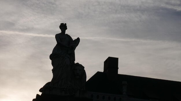 Foto vista a bassa angolazione della statua contro un cielo nuvoloso