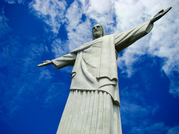 Foto vista a bassa angolazione della statua contro un cielo nuvoloso