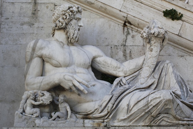 Foto vista a basso angolo della statua contro l'edificio storico