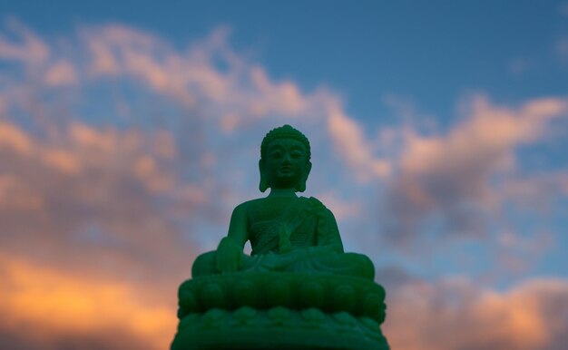 Photo low angle view of statue against sky during sunset