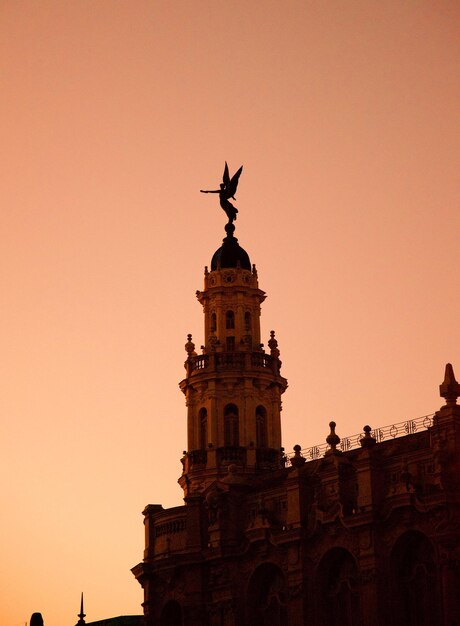 Photo low angle view of statue against sky during sunset