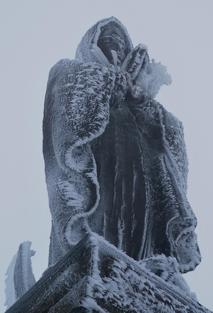 Foto vista a basso angolo della statua contro il cielo durante l'inverno